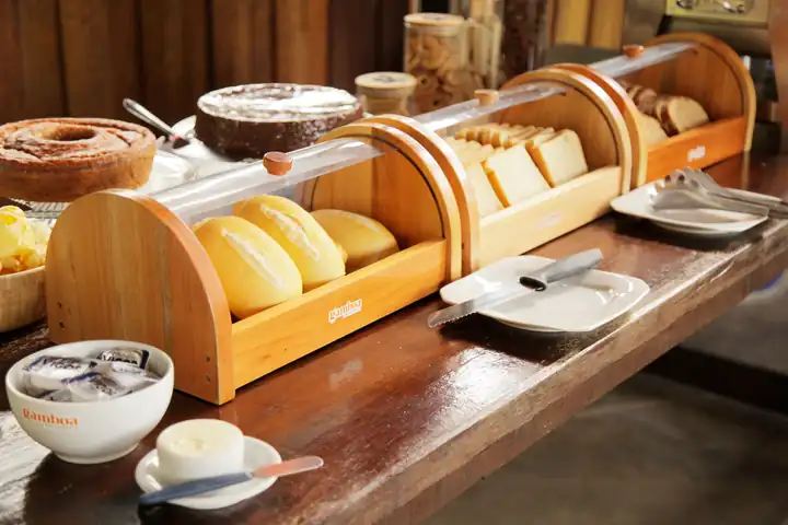 Buffet de café da manhã com pães, bolos e frios