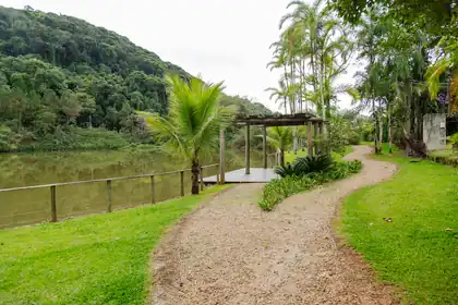 Caminho de pedrisco margeando o lago