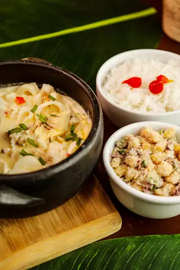 Peixe com palmito na panela de pedra, arroz e farofa