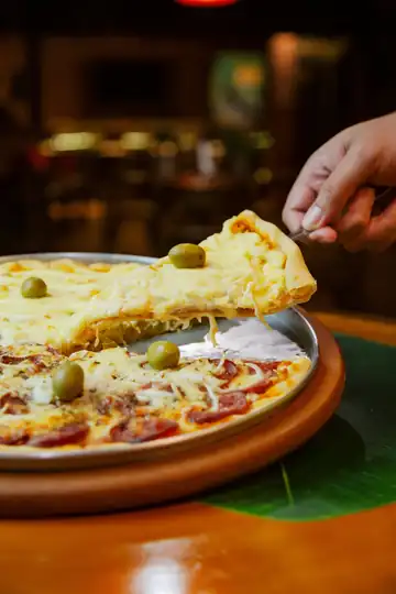 Pizza servida na mesa