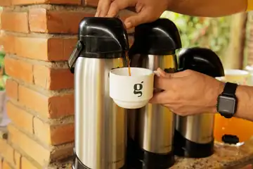Café sendo servido em xícara da casa