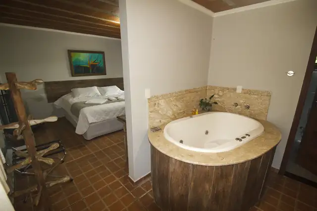 Apto Casal Ofurô, com banheira de hidromassagem no quarto